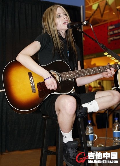 avril-lavigne-and-gibson-1937-l-00-acoustic-guitar-gallery.jpg