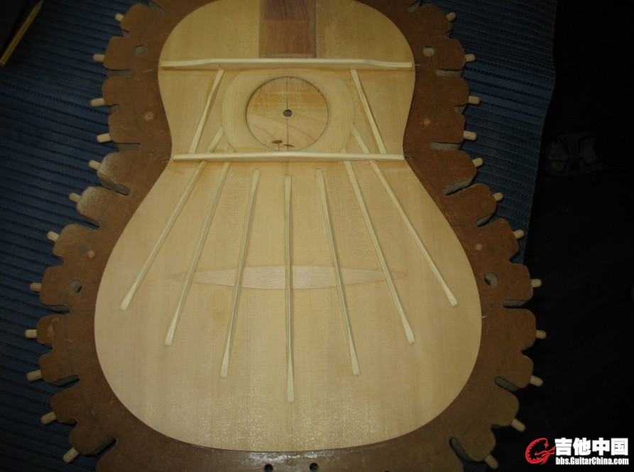 满宏的弗拉门戈和古典吉他分别使用两种不同的扇梁结构