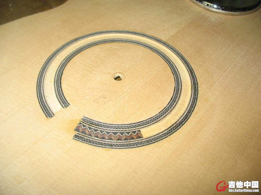 满宏的吉他使用两种音孔饰圈，都是他亲自制作