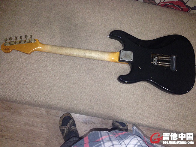 fender 指板后面打磨的照片
