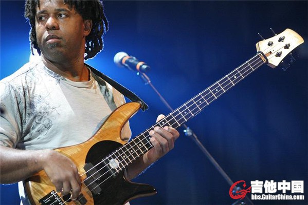 维克多.伍腾（Victor Wooten)