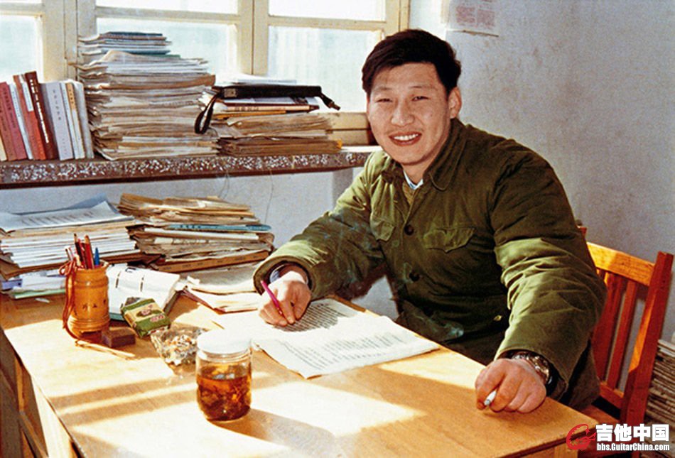 1983年，在河北正定办公室里的习近平.jpg