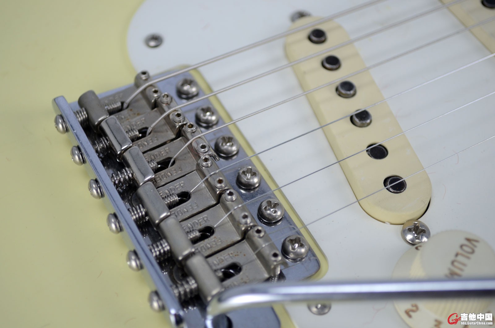 Fender-57-Stratocaster-Relic-Vintage-White-Maple-bridge-close-up.jpg